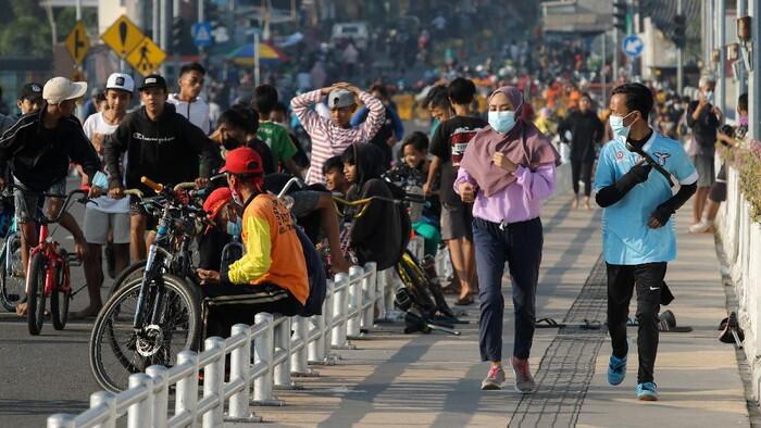 Jembatan Suroboyo Penuh Kerumunan Warga di Akhir Minggu Saat PPKM Level 4
