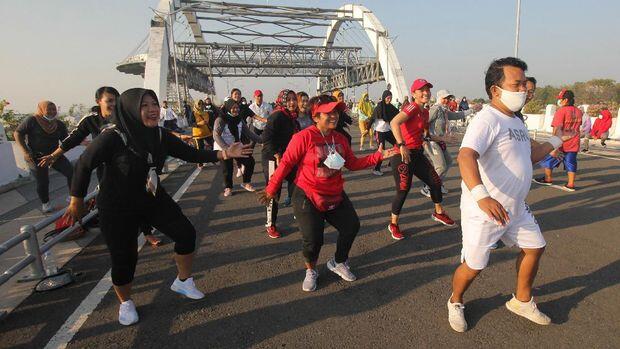 Jembatan Suroboyo Penuh Kerumunan Warga di Akhir Minggu Saat PPKM Level 4