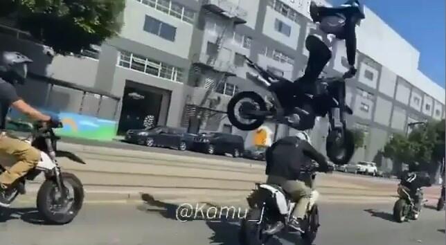 Standing Motor di Jalanan, Pemotor Ini Terpental dan Melayang ke Udara!