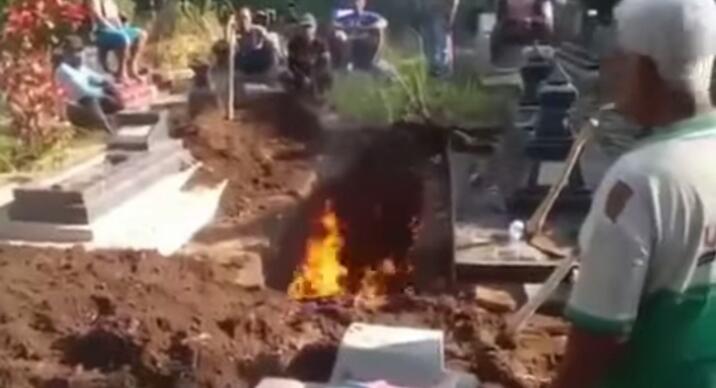Fenomena Aneh Liang Lahat Keluar Api Usai Digali, Azab atau Ada Fakta Ilmiahnya?