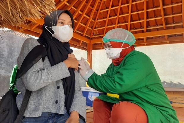 Laskar Sasak Gelar Vaksinasi Massal, Habis Disuntik Dikasih Makan Gratis