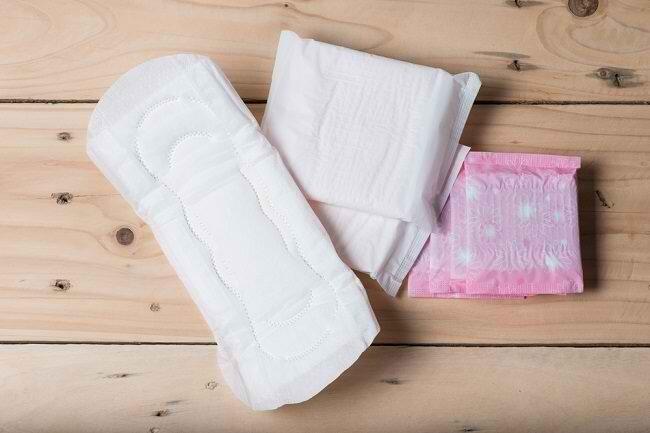 Pagi-pagi Emak Melihat Pembalut Menempel di Dinding, Cuma Bisa Senyum dan Pasrah