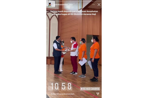 Lepas Pulang, Anies Beri Penghargaan Relawan Kesehatan RS Ekstensi Asrama Haji