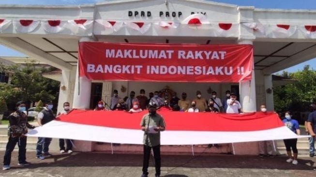Sampaikan Maklumat Rakyat, Warga Jogja Pasang Bendera Merah Putih di Malioboro