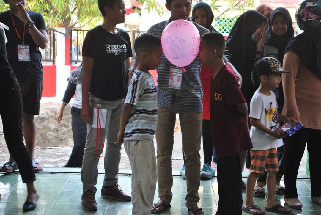 Lomba Mengapit Balon Tiup, Bisa Bawa Pulang Balon Sebagai Bonus!