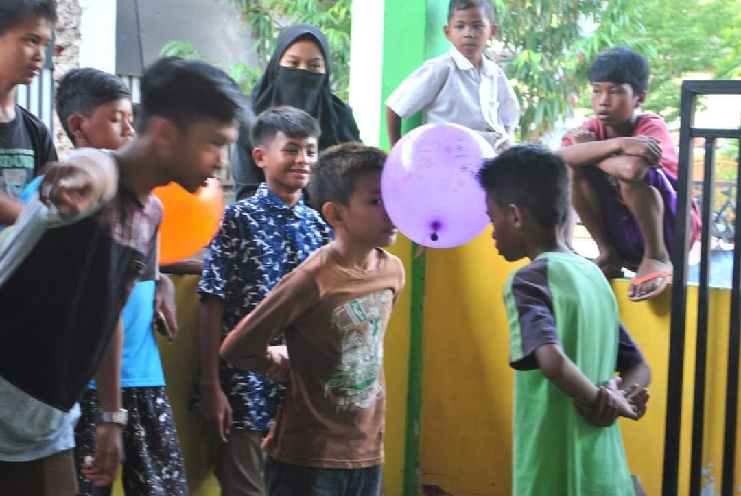 Lomba Mengapit Balon Tiup, Bisa Bawa Pulang Balon Sebagai Bonus!