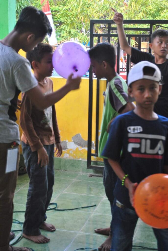Lomba Mengapit Balon Tiup, Bisa Bawa Pulang Balon Sebagai Bonus!