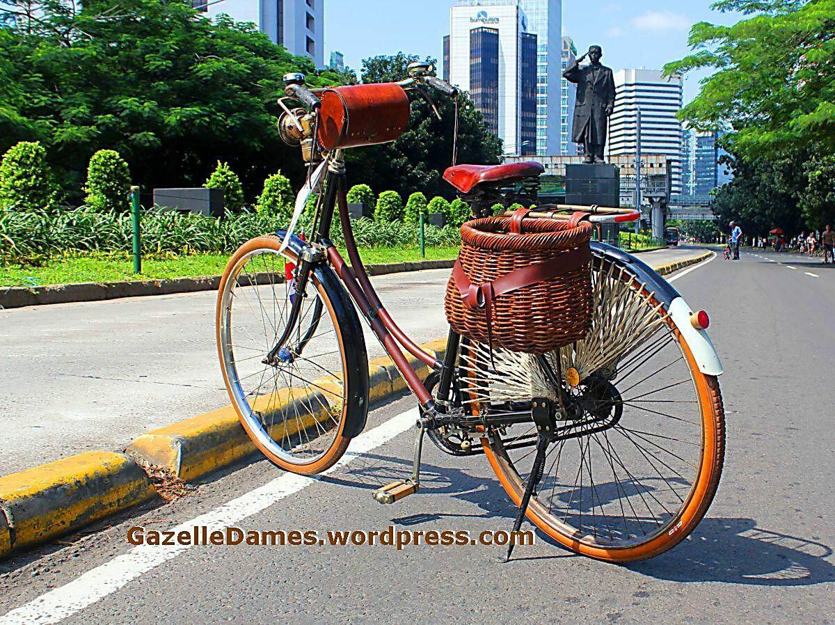 Selesai Isi Bahan Bakar, Pemuda Ini Keliling SPBU Tunjukkan Sepeda Motor Sebenarnya!