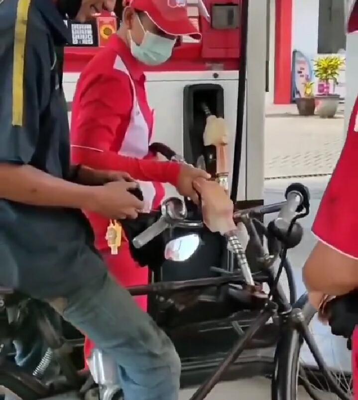 Selesai Isi Bahan Bakar, Pemuda Ini Keliling SPBU Tunjukkan Sepeda Motor Sebenarnya!