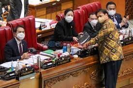 Pengamat Bandingkan Baliho Puan Maharani dengan Airlangga, Ini Penilaiannya