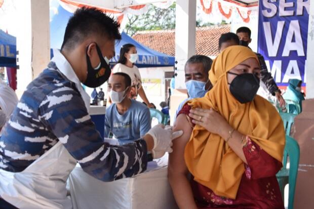 Sasar Lansia, Kolinlamil TNI AL Gelar Serbuan Vaksin di Subang
