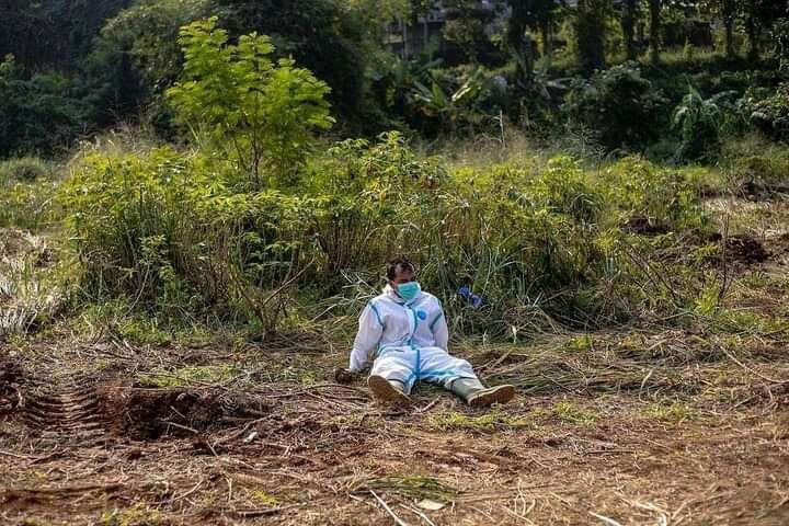 Potret para Petugas Pemakaman, Netizen: Semoga Diberikan Keberkahan 