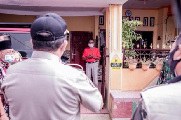 Semangati Pasien Isoman, Bupati Jember Blusukan Datangi Rumah Warga