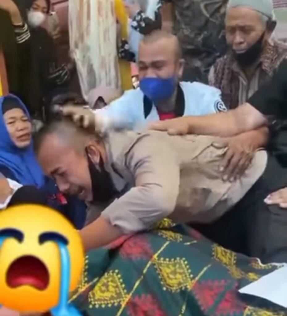 Pulang Pendidikan: Anggota Polisi Ini Langsung Menangis, Sang Ayah Sudah Meninggal