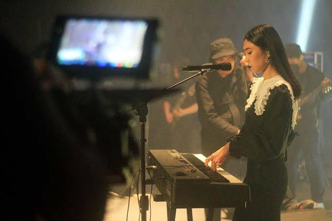 Kolaborasi Isyana Sarasvati x DeadSquad, Apakah Nasibnya Akan Seperti "Lathi"