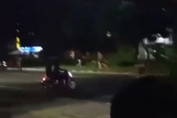 Saling Lempar Batu dan Bawa Sajam, 2 Kelompok Pemuda Bentrok di Tebet