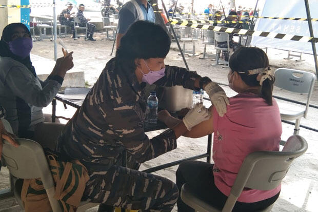 Memvaksin 822 Warga Pulau Tidung, Marinir TNI AL juga Bagikan 1.000 Paket Sembako