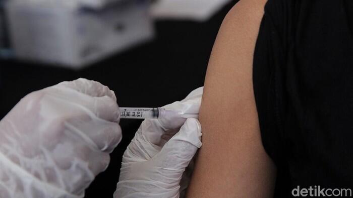 Viral Suntik Vaksin Kosong di Jakut Bikin Nakes yang Terlibat Diusut