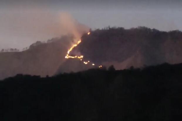 Padang Savana Lereng Gunung Rinjani di Lombok Timur Terbakar