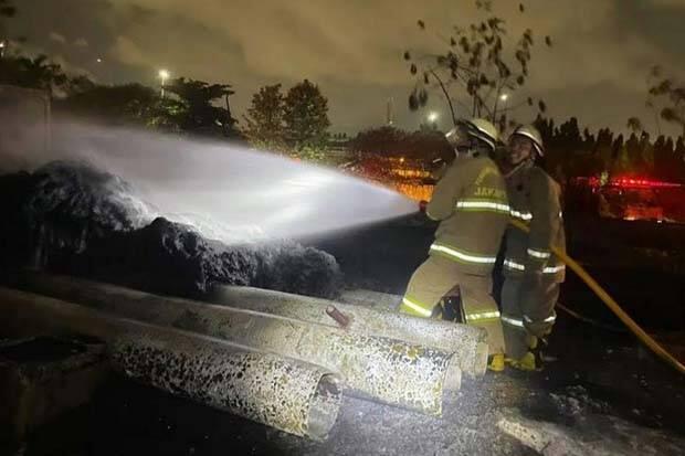 4 Unit Damkar Diterjunkan Padamkan Ilalang Terbakar di Tanjung Priok
