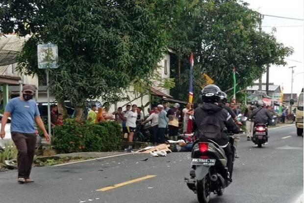 Tergelincir, Pemotor Tewas Terlindas Mobil di Jalanan