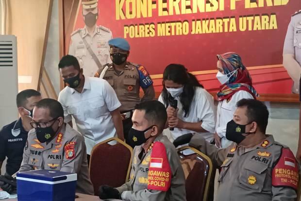 Di Hadapan Polisi, Nakes Penyuntik Vaksin Kosong Ini Menangis dan Minta Maaf
