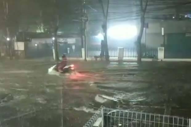 Baru Sebentar Hujan Deras, Sejumlah Jalan di Bekasi Tergenang