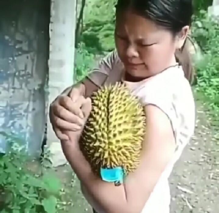 Hebat, Wanita Ini Buka Durian Dengan Cara Tak Biasa, Yang Nonton Pasti Ikut Ngilu!