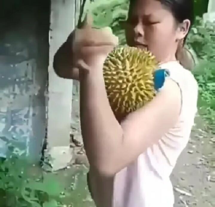 Hebat, Wanita Ini Buka Durian Dengan Cara Tak Biasa, Yang Nonton Pasti Ikut Ngilu!