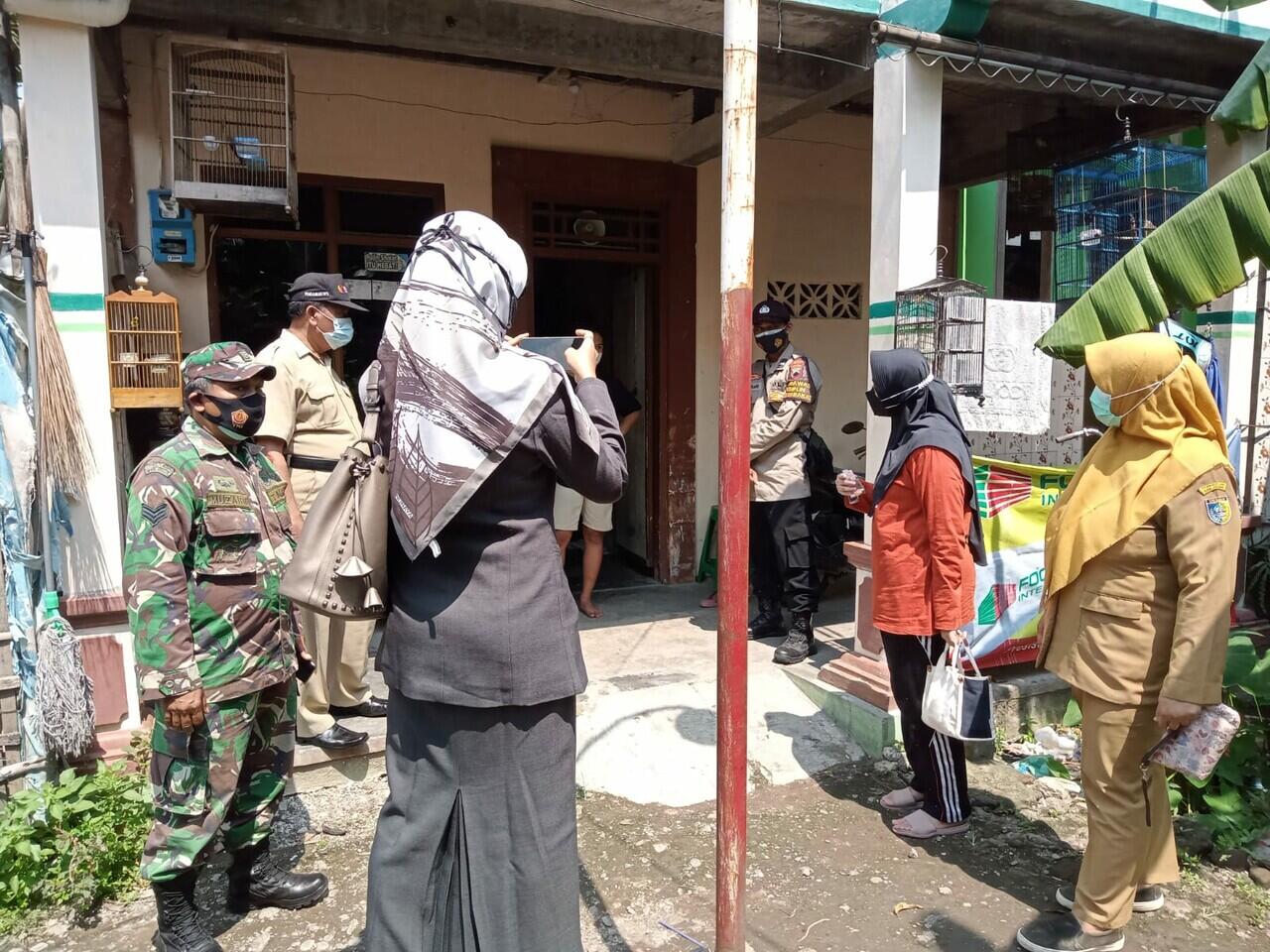 Babinsa Pilangsari Bersama Tim Puskesmas Sayung II Tracing Pasien Covid-19