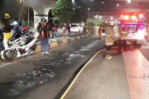 Tumpahan Oli Bikin Pengendara Motor Tergelincir di Underpass UKI Cawang