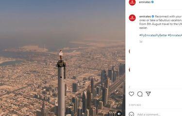 Pramugari Nekat Berdiri Di Atas Tower Tinggi Demi Menyampaikan Kabar Baik