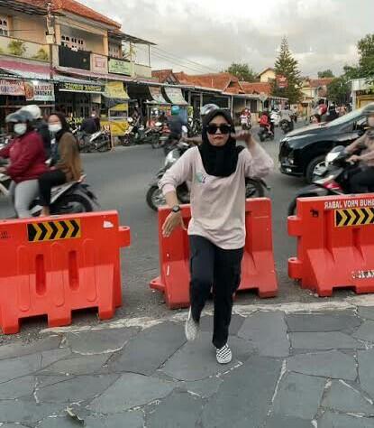 Bikin konten di lampu merah, Wanita ini hampir saja KESEREMPET motor!