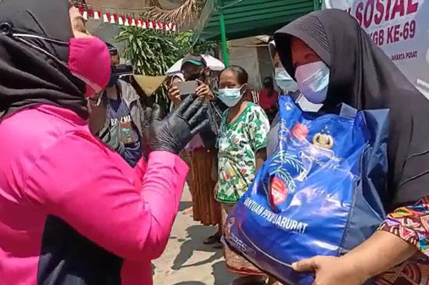 HKGB ke-69, Istri Kapolda, Wakapolda dan Kapolres Jakpus Bagikan Sembako di Kemayoran