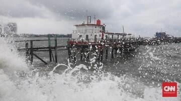 Gelombang Ekstrem 6 Meter Ancam Pelayaran di Indonesia