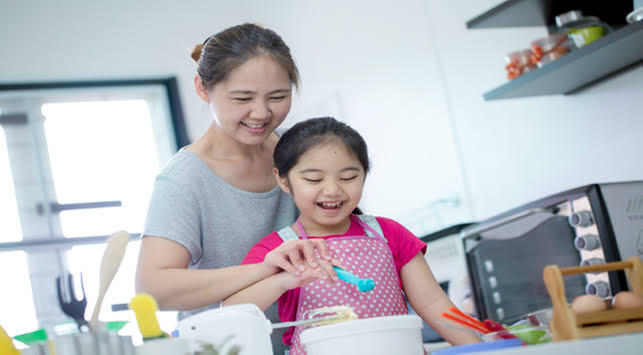 Pentingnya Mengajari Anak Perempuan Bunda Memasak Sejak Dini Agar Bisa Mandiri