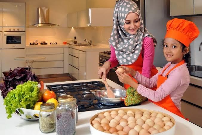 Pentingnya Mengajari Anak Perempuan Bunda Memasak Sejak Dini Agar Bisa Mandiri
