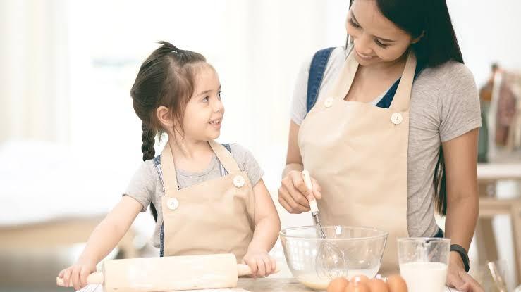 Pentingnya Mengajari Anak Perempuan Bunda Memasak Sejak Dini Agar Bisa Mandiri