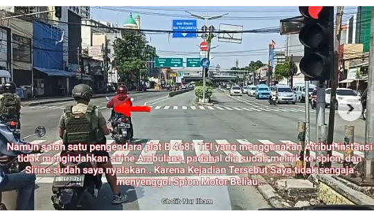 Pengendara Motor Ini Tak Beri Jalan Ambulans yang Membawa Bayi Kritis, Arogan!