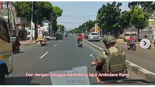 Pengendara Motor Ini Tak Beri Jalan Ambulans yang Membawa Bayi Kritis, Arogan!