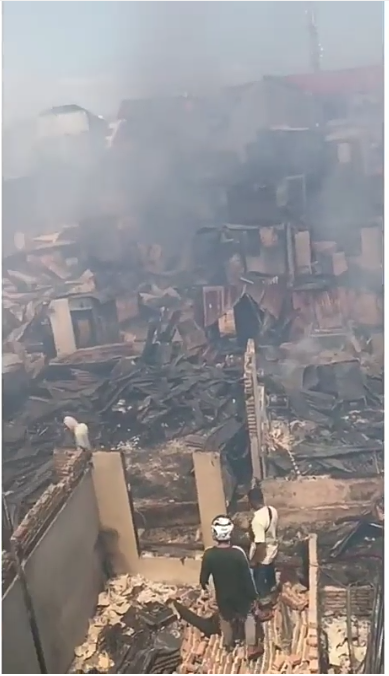 Asyik Ngegosip, Emak-emak Ini Lupa Matikan Kompor, 95 Rumah Akhirnya Terbakar!