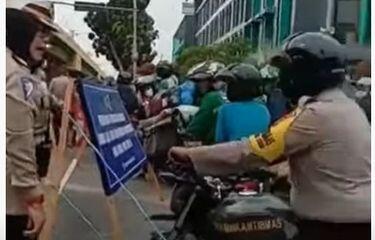 Kau Polisi Kan, Jangan Kurang Ajar, Ku Laporkan Nanti ke Kapolda, Enggak
