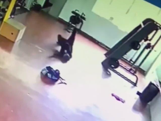 Horor ! 'DISERANG HANTU' Saat Asyik Nge-Gym, Video Pria Ini Viral Di Media Sosial !