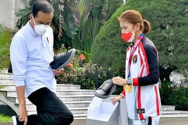 Dibeli Jokowi, Warganet Serbu Sepatu Besutan Greysia Polii