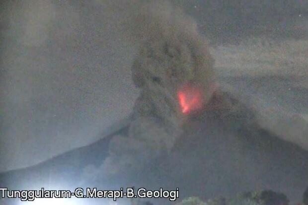 Dahsyat, Dalam 45 Menit Gunung Merapi Semburkan Wedhus Gembel 5 Kali