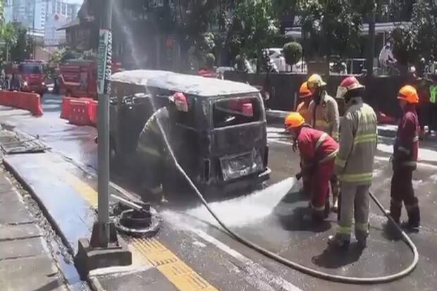VW Combi Antik Hangus Terbakar Dekat Penyekatan Ganjil Genap di Simpang Dago Bandung