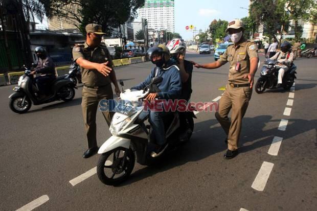 Satpol PP Jakarta Timur Cari Pelanggar Prokes dan Warga yang Belum Vaksin