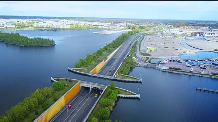 Jembatan Air di Belanda seperti Membelah Jalan