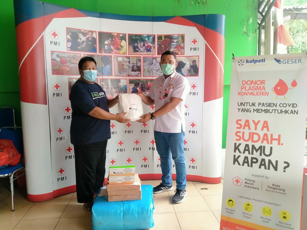 Petugas PMI Kota Tangerang Dapat Bantuan APD dan Vitamin Dari Yayan Kalpati