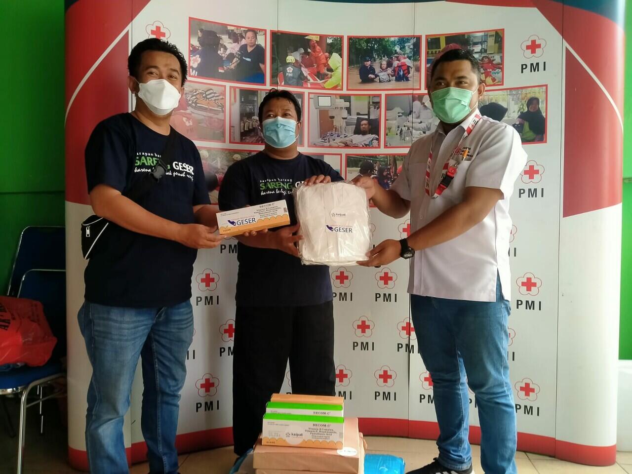 Petugas PMI Kota Tangerang Dapat Bantuan APD dan Vitamin Dari Yayan Kalpati